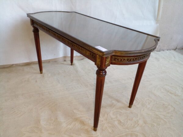 MESA DE SALA ANTIGUA ESTILO INGLES EN CAOBA CON BRONCERIA. COD: 89457