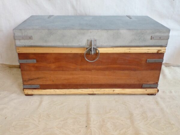 BAUL ANTIGUO MADERA LAVADA EN CEDRO CON HERRAJES ORIGINALES. COD: 87607