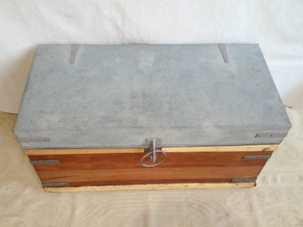 BAUL ANTIGUO MADERA LAVADA EN CEDRO CON HERRAJES ORIGINALES. COD: 87607 - Image 3