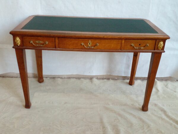 ESCRITORIO ANTIGUO DE ROBLE ESTILO FRANCES CON BRONCERIA. COD: 88804