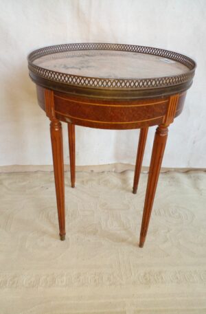 MESA DE SALA ESTILO INGLES REDONDA CON MARMOL Y BRONCERIA. COD: 85004