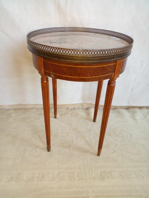 MESA DE SALA ESTILO INGLES REDONDA CON MARMOL Y BRONCERIA. COD: 85004