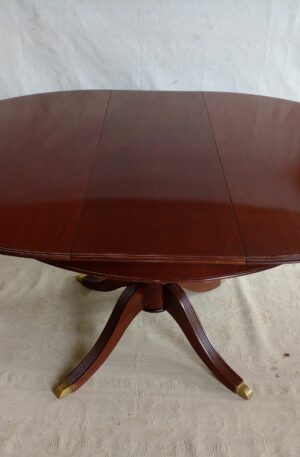 MESA DE COMEDOR ESTILO INGLES SHERATON CON TABLA DE ALARGUE. COD: 93102
