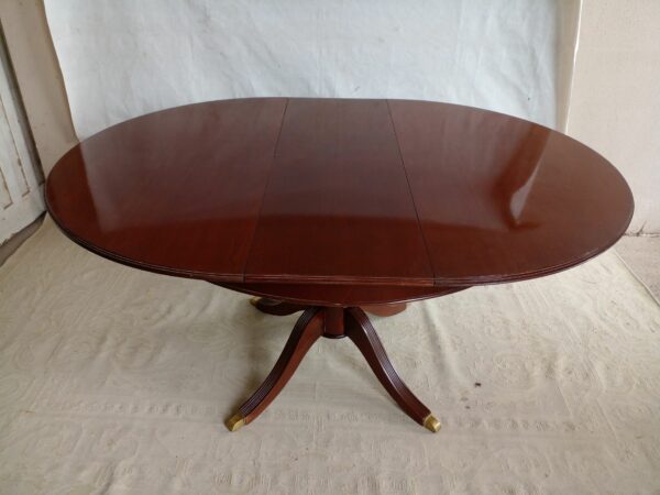 MESA DE COMEDOR ESTILO INGLES SHERATON CON TABLA DE ALARGUE. COD: 93102