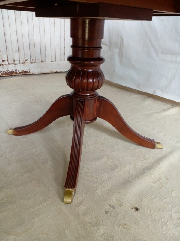 MESA DE COMEDOR ESTILO INGLES SHERATON CON TABLA DE ALARGUE. COD: 93102 - Image 6