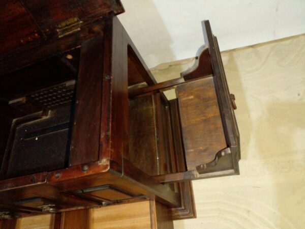 MUEBLE ANTIGUO DE RADIO Y TOCADISCOS ESTILO ESPAÑOL REPLANADO. COD: 93603 - Image 10