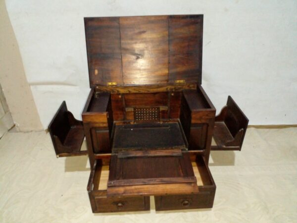 MUEBLE ANTIGUO DE RADIO Y TOCADISCOS ESTILO ESPAÑOL REPLANADO. COD: 93603