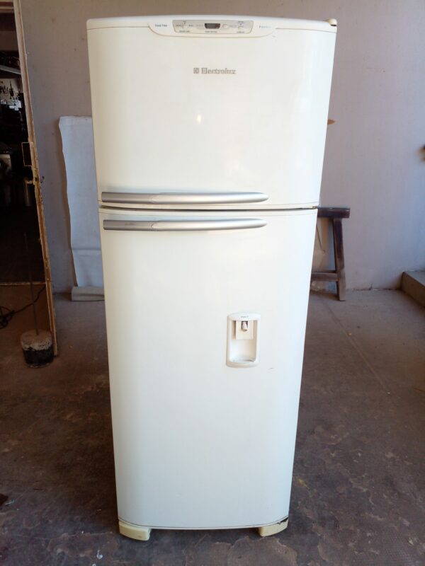 HELADERA ELECTROLUX DFW45 NO FROST CON DISPENSER. COD: 94101