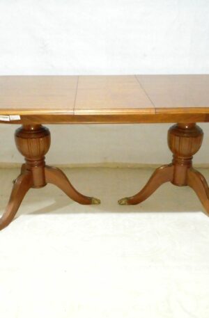 MESA DE COMEDOR EN ROBLE CEREJEIRA CON TABLA DE ALARGUE. COD: 94010