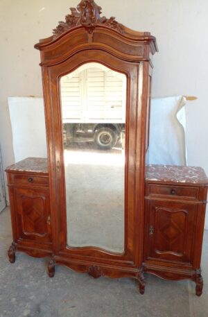 ROPERO CABALLERO ANTIGUO EN NOGAL ITALIANO COLONIAL FRANCES. COD: 94501