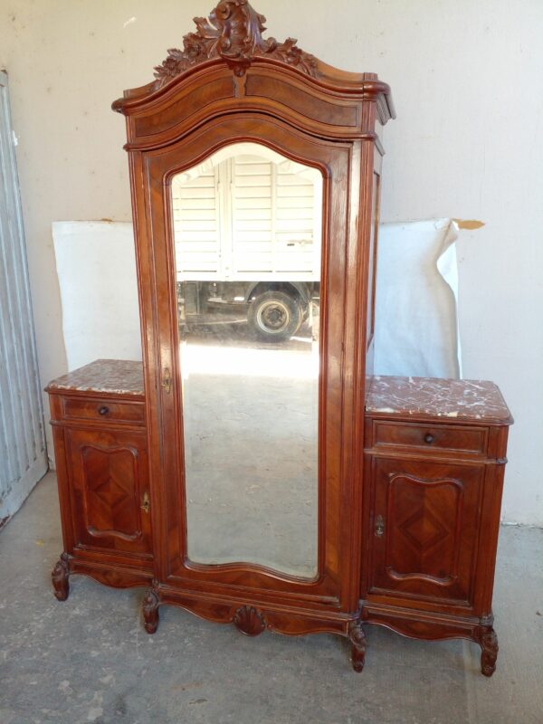 ROPERO CABALLERO ANTIGUO EN NOGAL ITALIANO COLONIAL FRANCES. COD: 94501