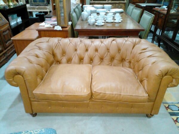 SILLON DOS CUERPOS ESTILO INGLES CHESTERFIELD TAPIZADO CAPITONÉ. COD: 94901