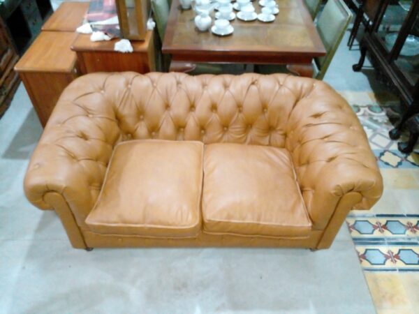 SILLON DOS CUERPOS ESTILO INGLES CHESTERFIELD TAPIZADO CAPITONÉ. COD: 94901 - Image 3