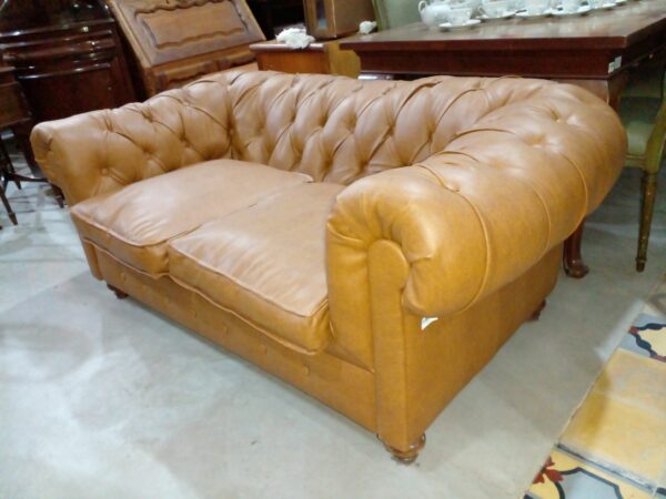 SILLON DOS CUERPOS ESTILO INGLES CHESTERFIELD TAPIZADO CAPITONÉ. COD: 94901 - Image 4