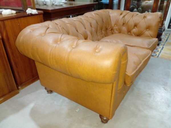 SILLON DOS CUERPOS ESTILO INGLES CHESTERFIELD TAPIZADO CAPITONÉ. COD: 94901 - Image 5