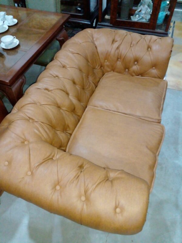 SILLON DOS CUERPOS ESTILO INGLES CHESTERFIELD TAPIZADO CAPITONÉ. COD: 94901 - Image 7