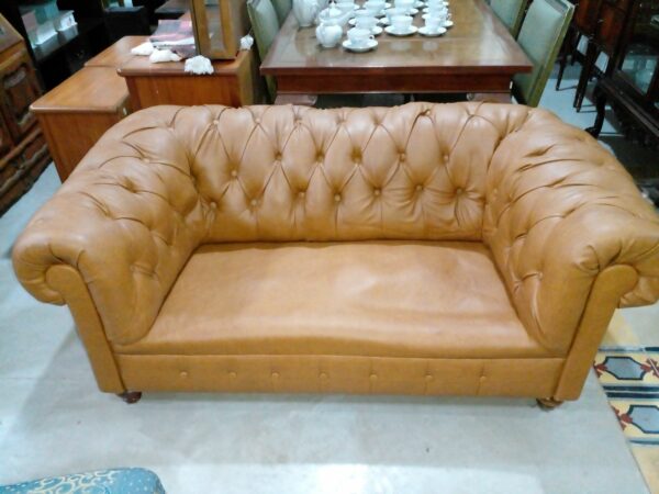 SILLON DOS CUERPOS ESTILO INGLES CHESTERFIELD TAPIZADO CAPITONÉ. COD: 94901 - Image 10